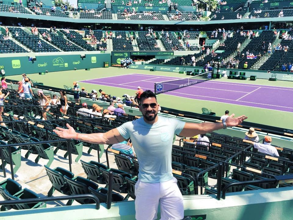 Ariam Muiño at a tennis stadium with open arms